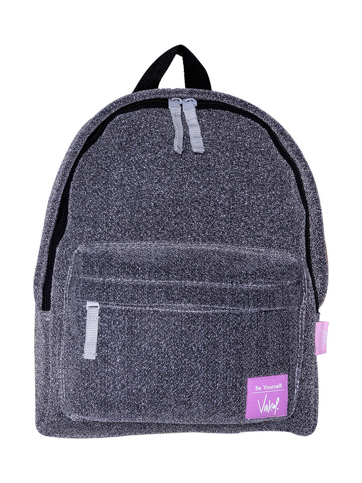 Mochila escolar color gris brillante con detalles y logo en color rosa.