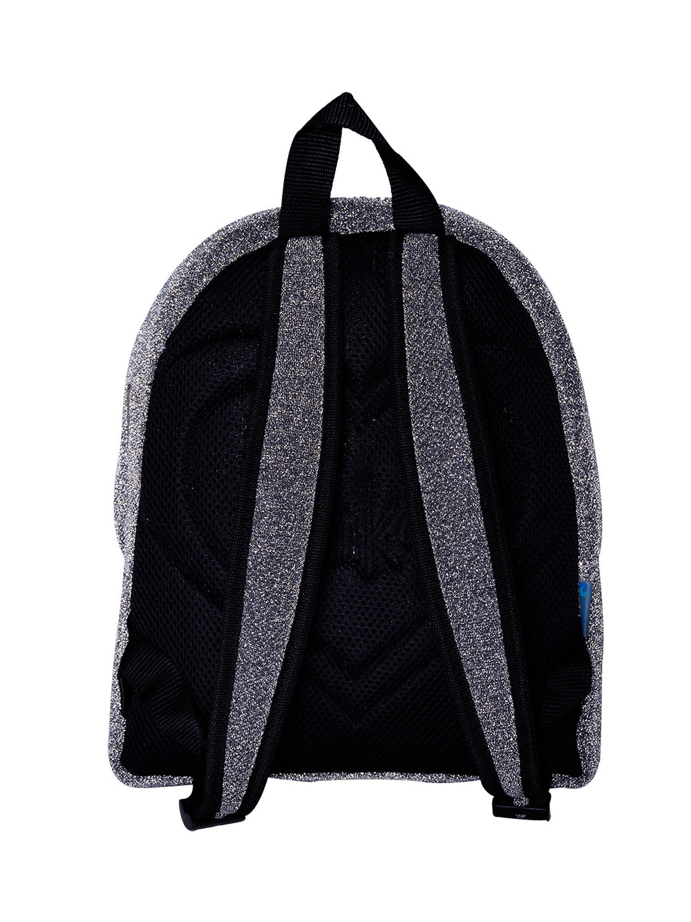 Mochila escolar color gris brillante con detalles y logo en color rosa.
