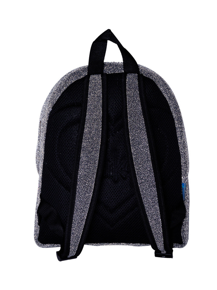 Mochila escolar color gris brillante con detalles y logo en color rosa.