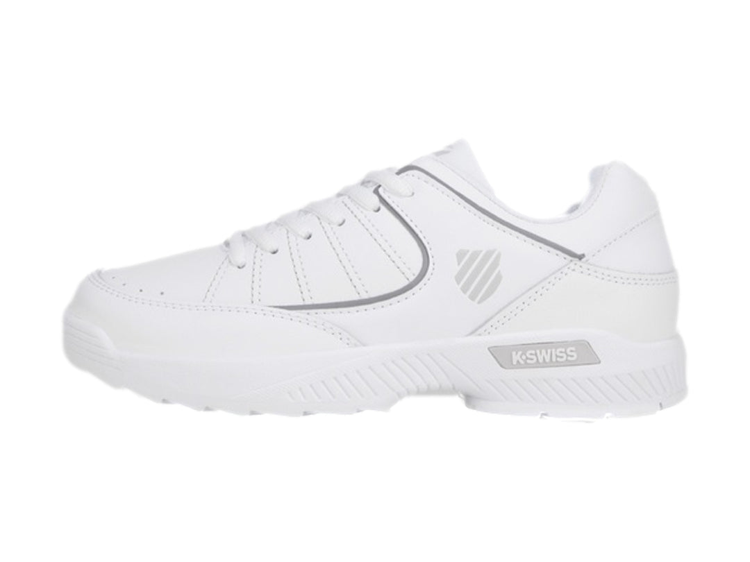 Tenis deportivos K-Swiss color blanco con detalles en gris para niño.