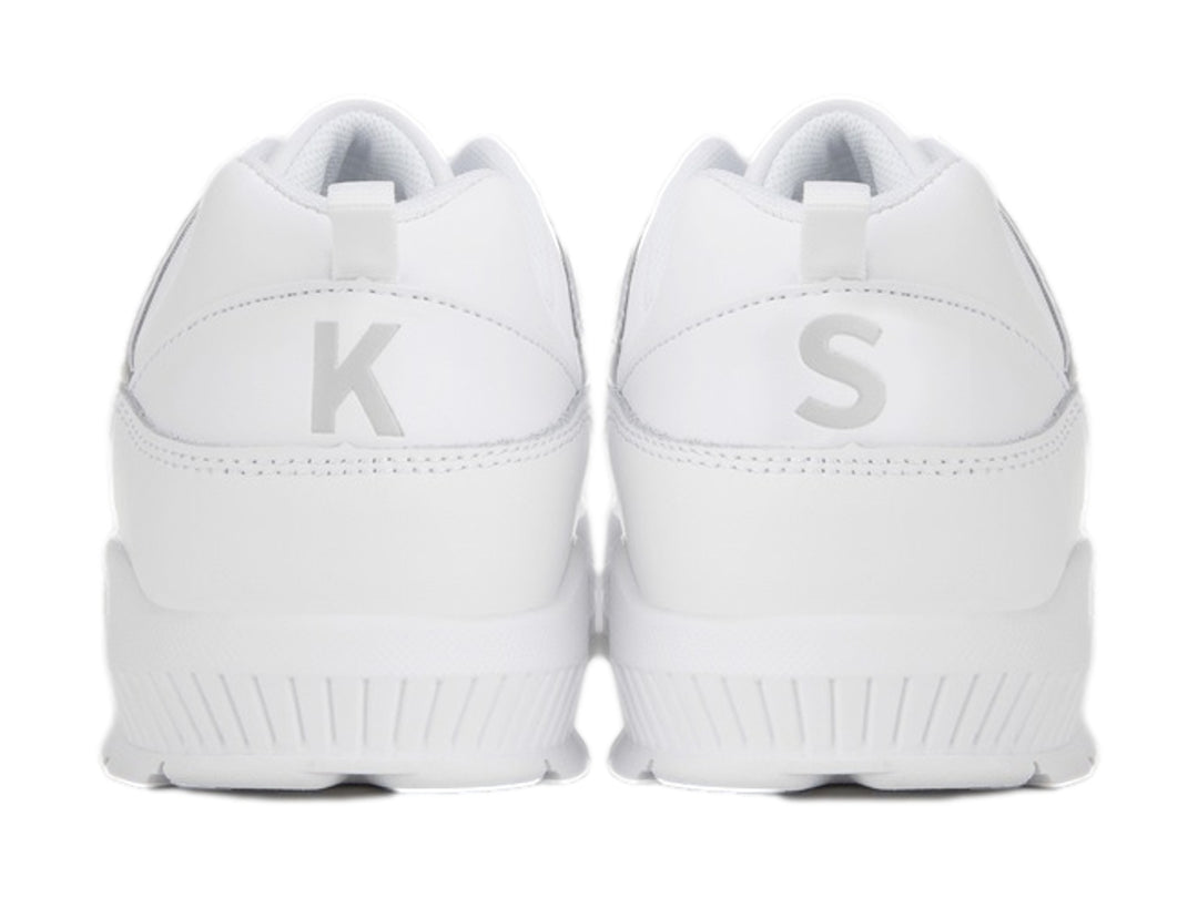 Tenis deportivos K-Swiss color blanco con detalles en gris para niño.
