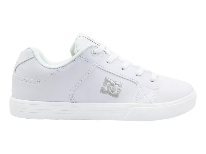 Tenis blancos de corte bajo marca DC Shoes con logotipo gris en el lateral y suela blanca.