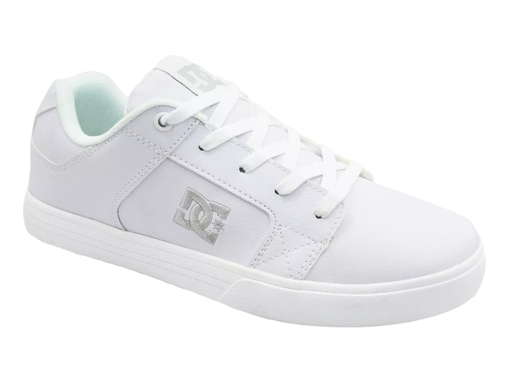 Tenis blancos de corte bajo marca DC Shoes con logotipo gris en el lateral y suela blanca.