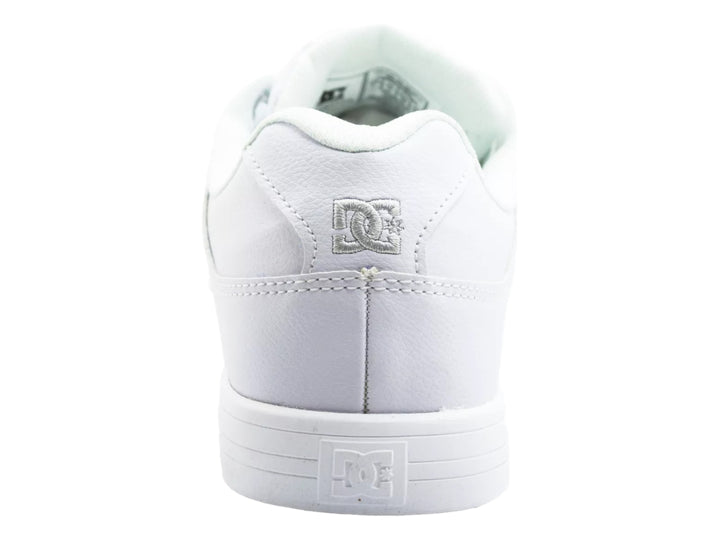 Tenis blancos de corte bajo marca DC Shoes con logotipo gris en el lateral y suela blanca.