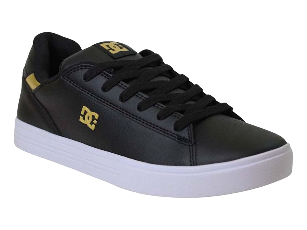 Tenis DC Shoes color negro con suela blanca y detalle dorado en el talón.