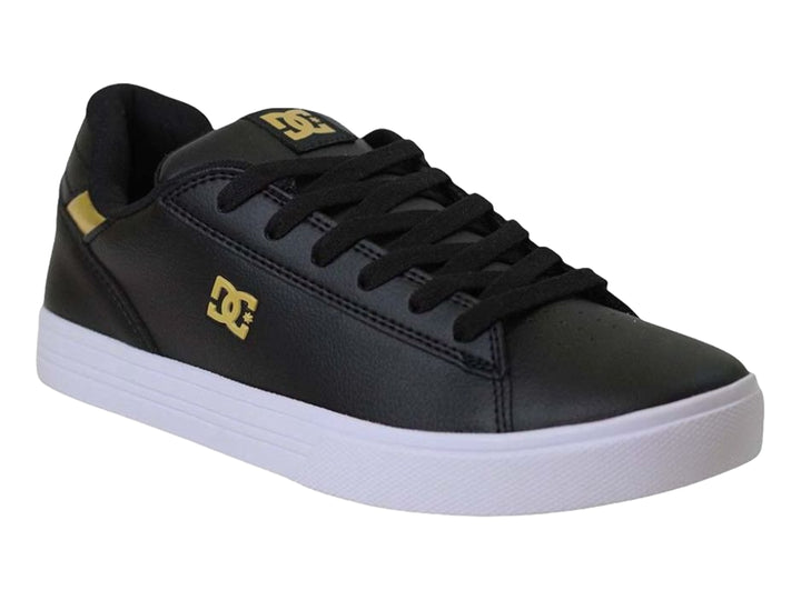Tenis DC Shoes color negro con suela blanca y detalle dorado en el talón.