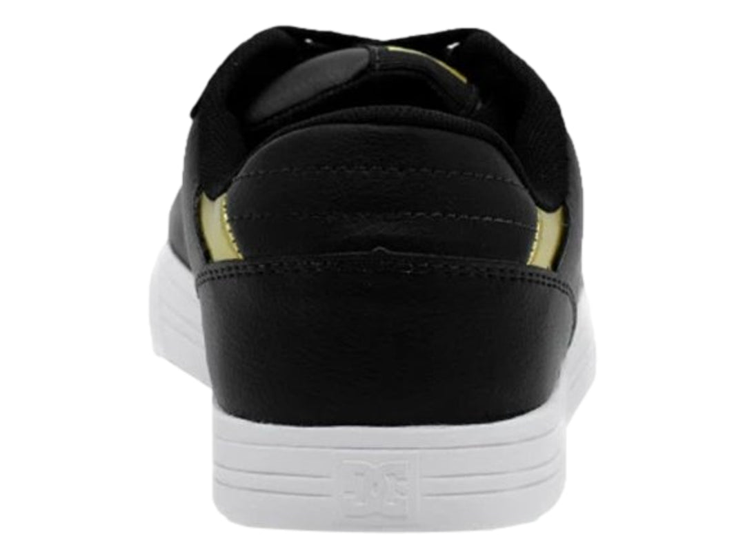 Tenis DC Shoes color negro con suela blanca y detalle dorado en el talón.