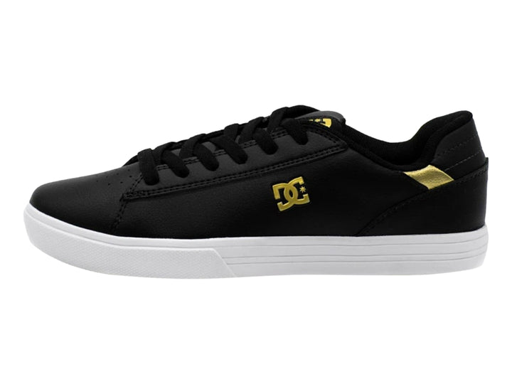 Tenis DC Shoes color negro con suela blanca y detalle dorado en el talón.