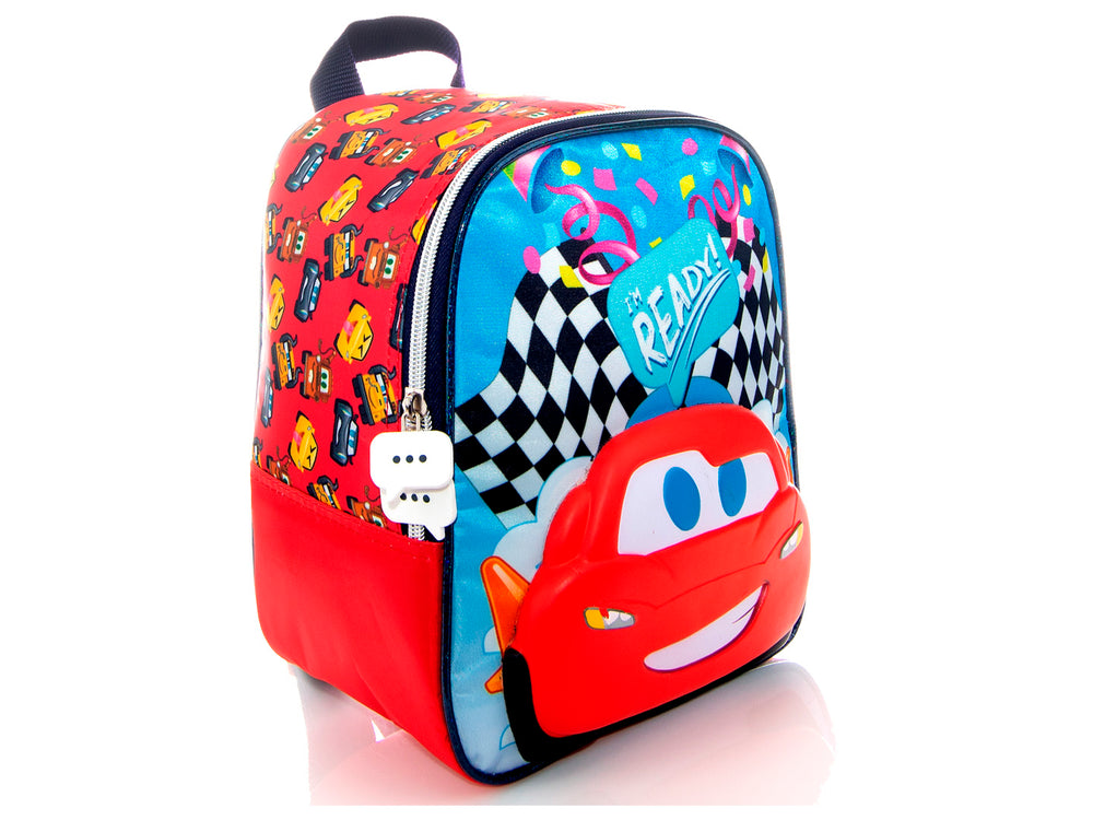 Lonchera infantil de Rayo McQueen con colores rojo y azul y diseño de bandera a cuadros.