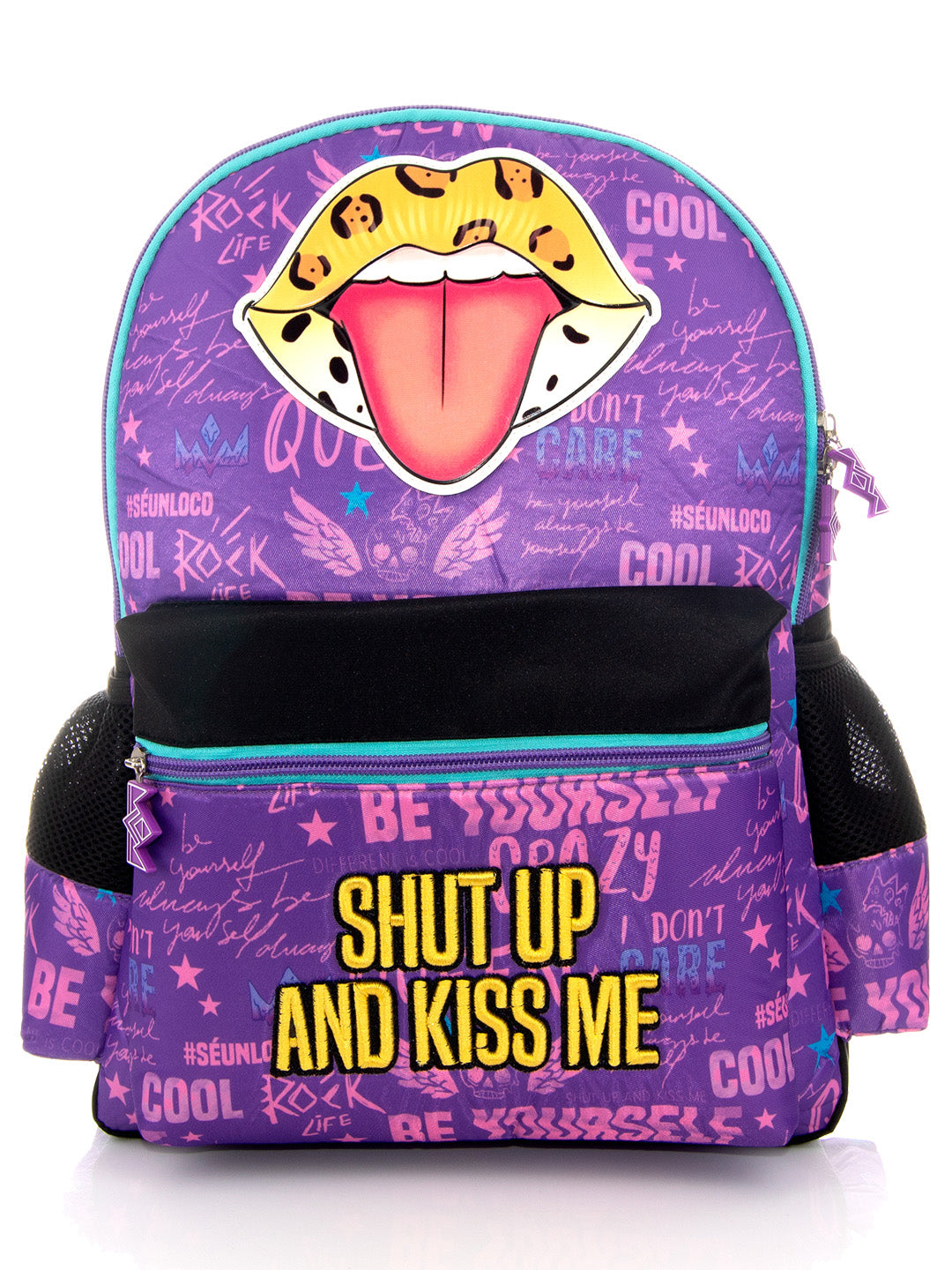 Mochila infantil morada con estampado de labios amarillos y frases coloridas.