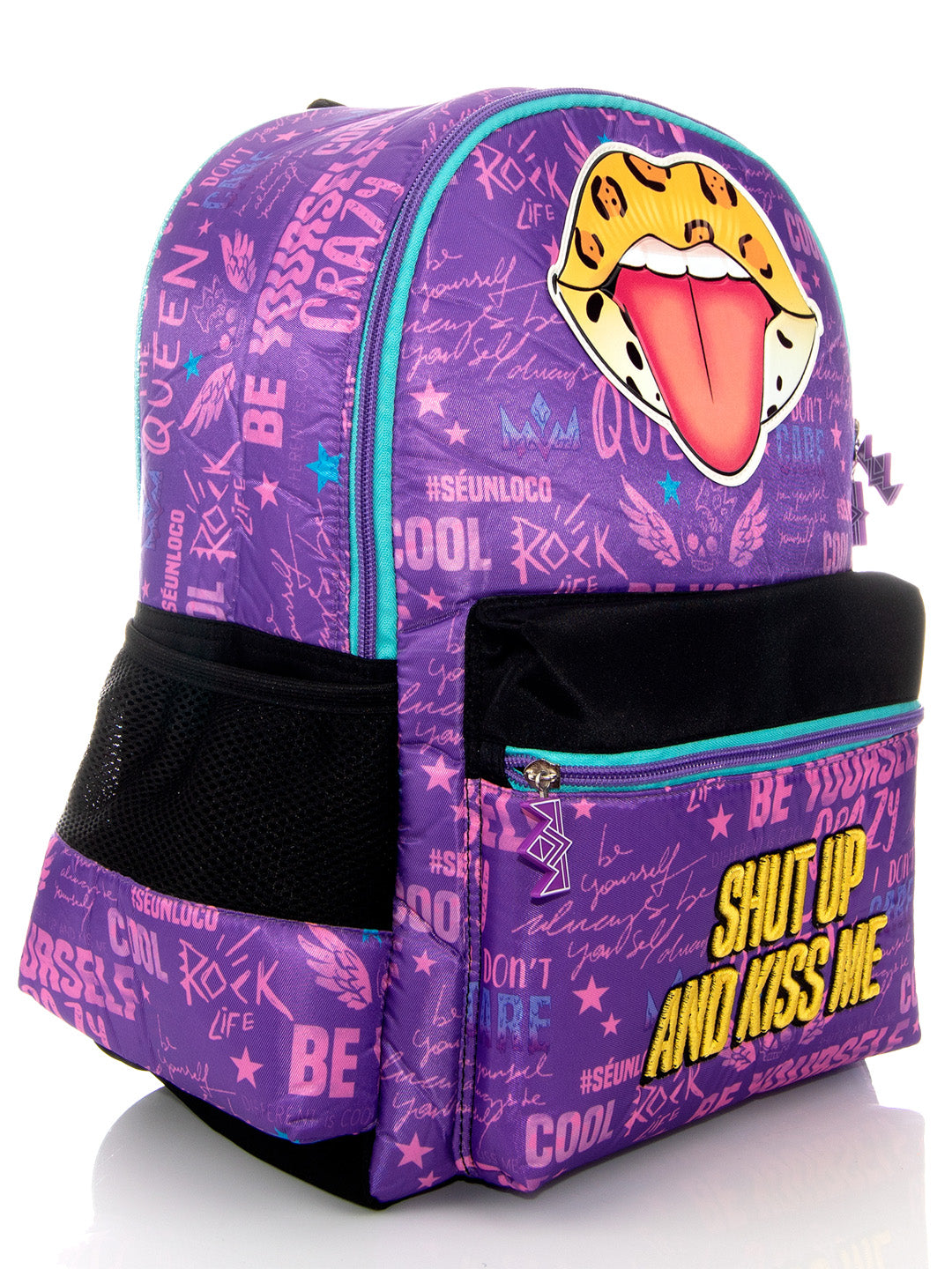 Mochila infantil morada con estampado de labios amarillos y frases coloridas.