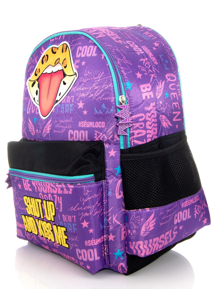 Mochila infantil morada con estampado de labios amarillos y frases coloridas.