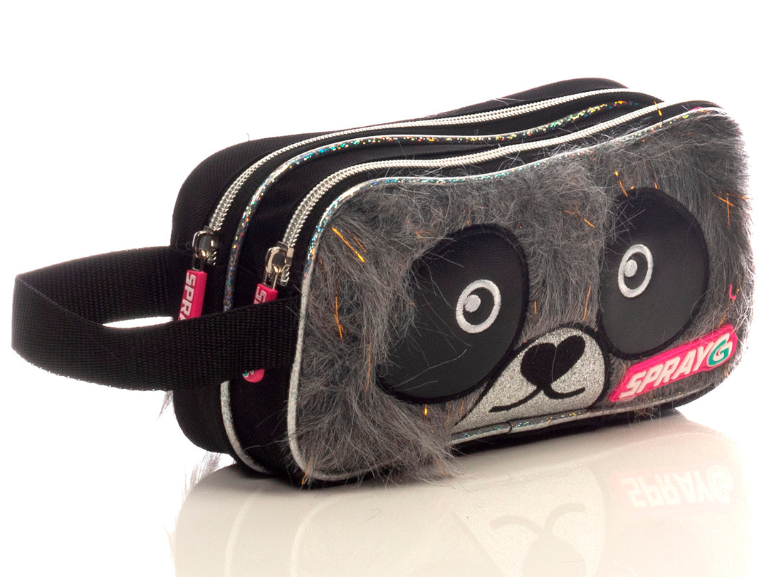 Lapicera infantil gris y negra con diseño de panda y textura de peluche.
