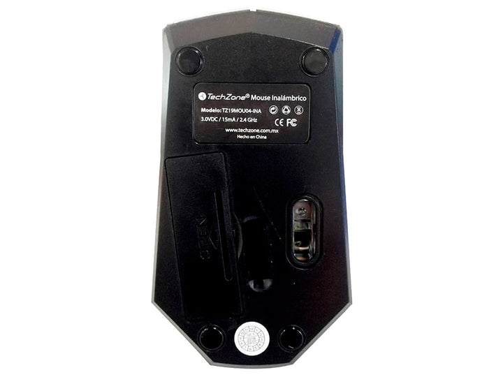 Mouse inalámbrico TechZone de color plata con diseño geométrico facetado y rueda de desplazamiento negra.