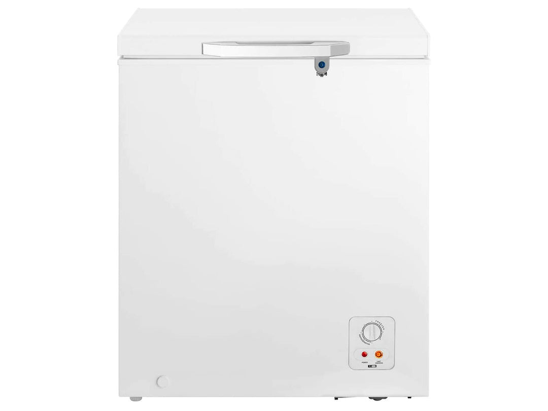 Congelador horizontal Hisense de color blanco con control de temperatura frontal y asa superior.