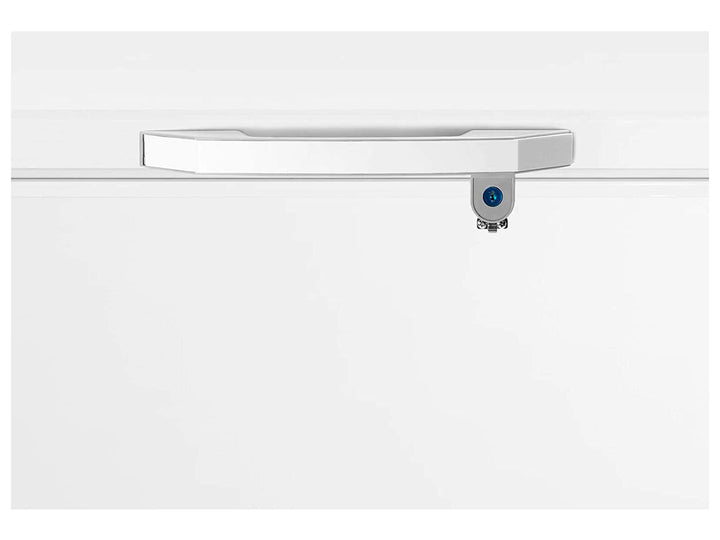 Congelador horizontal Hisense de color blanco con control de temperatura frontal y asa superior.