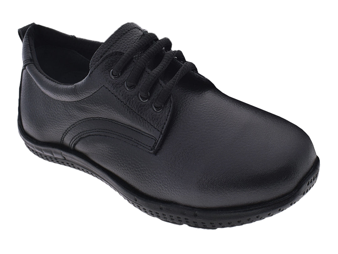 Zapato plano de piel color negro con agujetas y suela cómoda para uso casual.