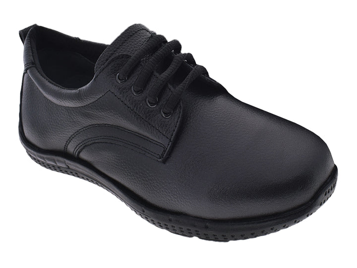 Zapato plano de piel color negro con agujetas y suela cómoda para uso casual.