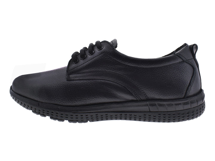 Zapato plano de piel color negro con agujetas y suela cómoda para uso casual.