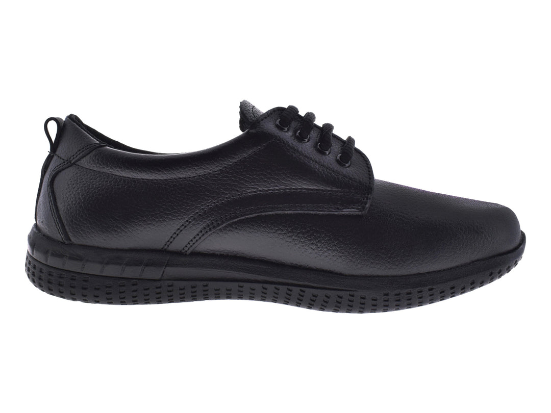 Zapato plano de piel color negro con agujetas y suela cómoda para uso casual.