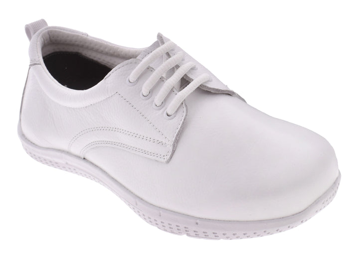 Zapato plano de cuero color blanco con cordones y suela blanca.