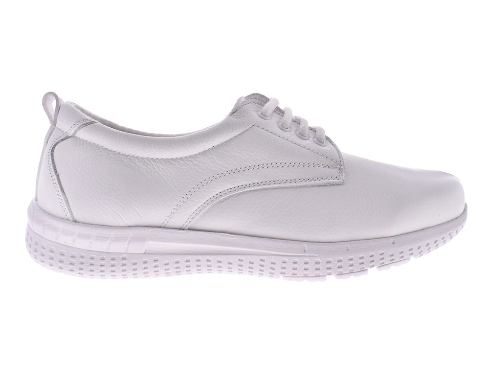 Zapato plano de cuero color blanco con cordones y suela blanca.