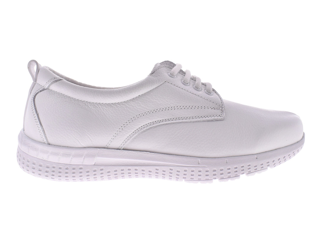 Zapato plano de cuero color blanco con cordones y suela blanca.