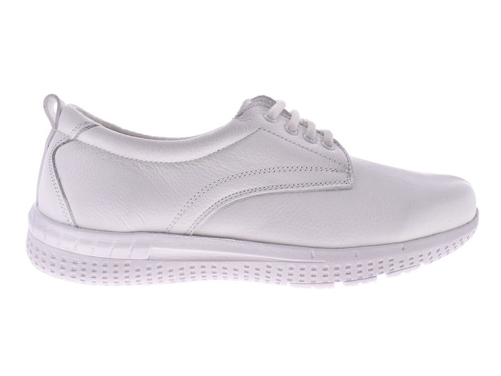 Zapato plano de cuero color blanco con cordones y suela blanca.