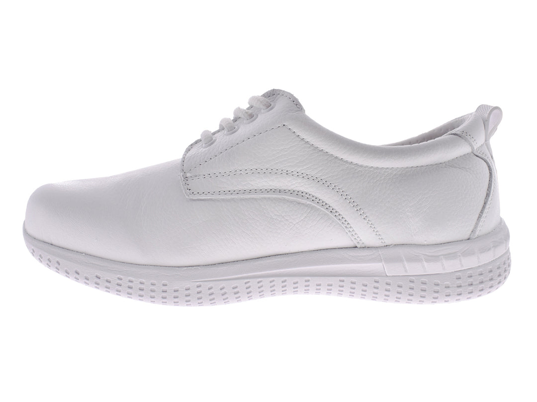 Zapato plano de cuero color blanco con cordones y suela blanca.
