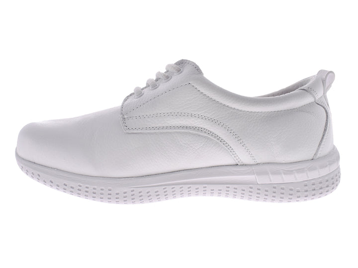 Zapato plano de cuero color blanco con cordones y suela blanca.