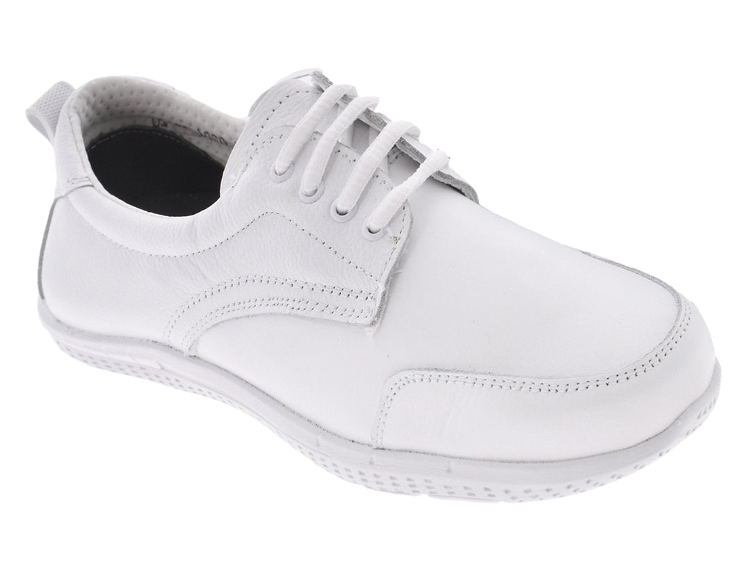 Zapato plano de piel color blanco con agujetas y punta redondeada.