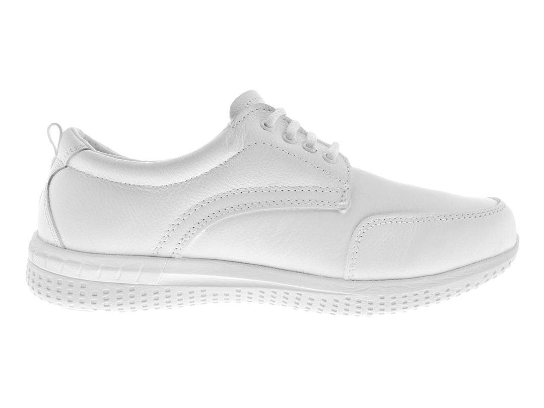 Zapato plano de piel color blanco con agujetas y punta redondeada.