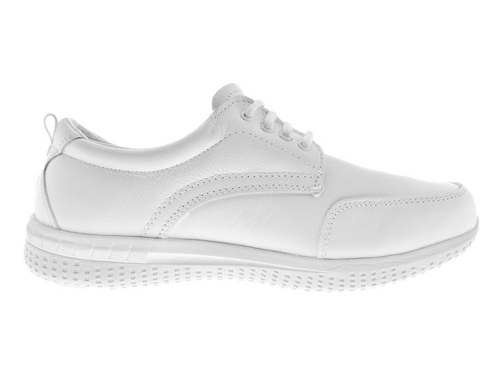 Zapato plano de piel color blanco con agujetas y punta redondeada.