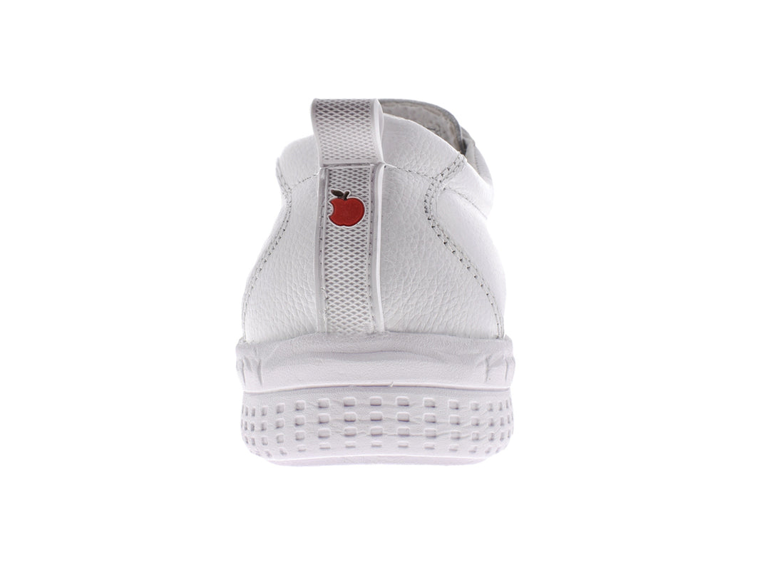 Zapato plano de piel color blanco con agujetas y punta redondeada.