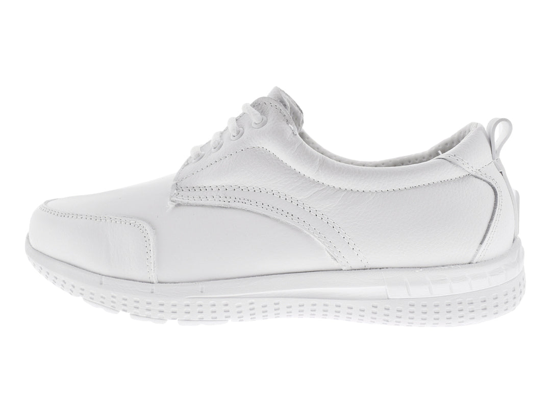 Zapato plano de piel color blanco con agujetas y punta redondeada.