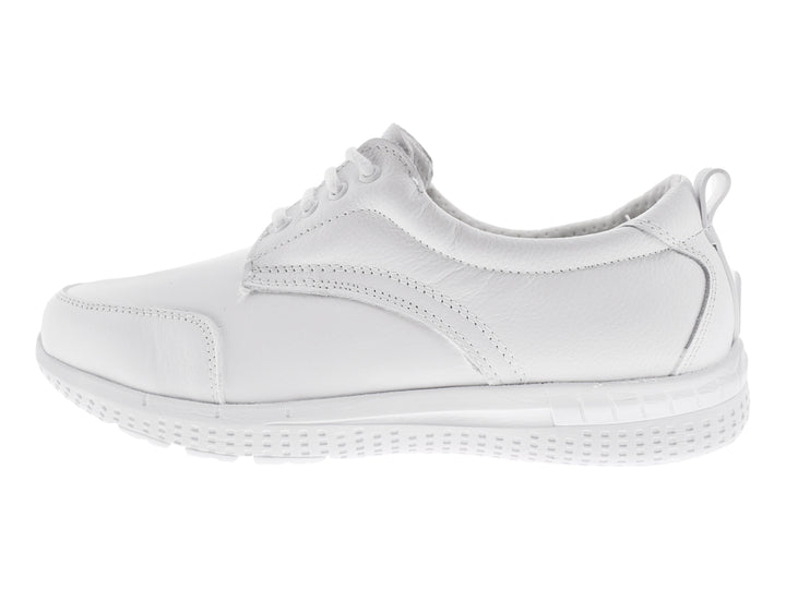 Zapato plano de piel color blanco con agujetas y punta redondeada.