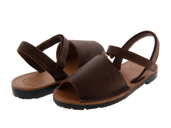 Par de sandalias tipo avarca en color chocolate con suela negra.