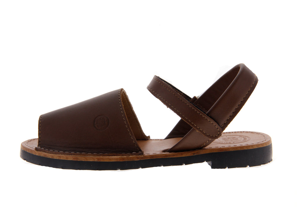Par de sandalias tipo avarca en color chocolate con suela negra.