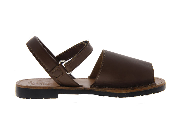 Par de sandalias tipo avarca en color chocolate con suela negra.