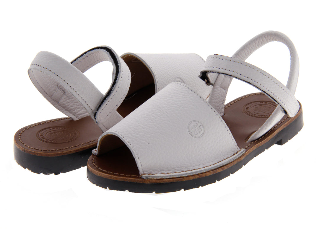 Sandalias blancas con correas ajustables, plantillas color café y suela negra.