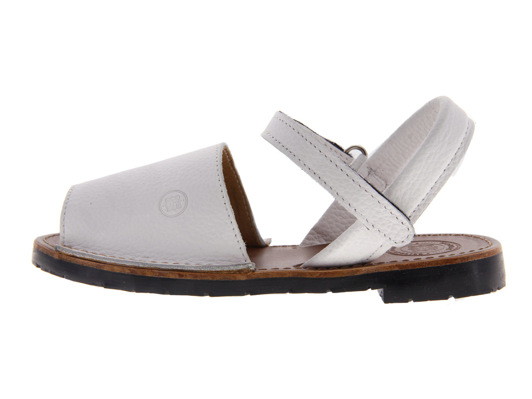 Sandalias blancas con correas ajustables, plantillas color café y suela negra.