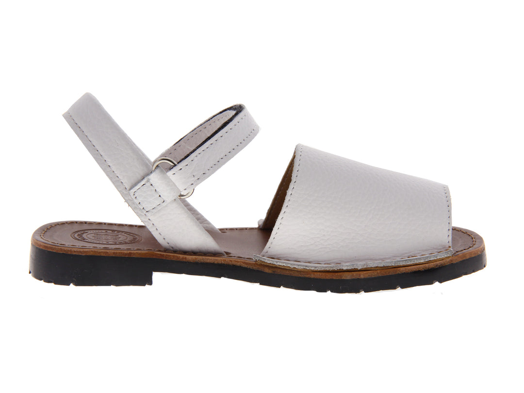 Sandalias blancas con correas ajustables, plantillas color café y suela negra.