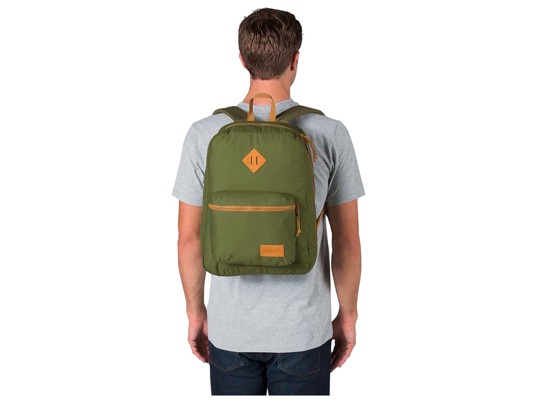 Mochila escolar JanSport SuperLite color verde olivo con detalles en marrón.