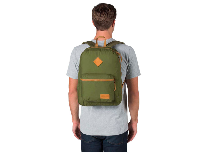 Mochila escolar JanSport SuperLite color verde olivo con detalles en marrón.