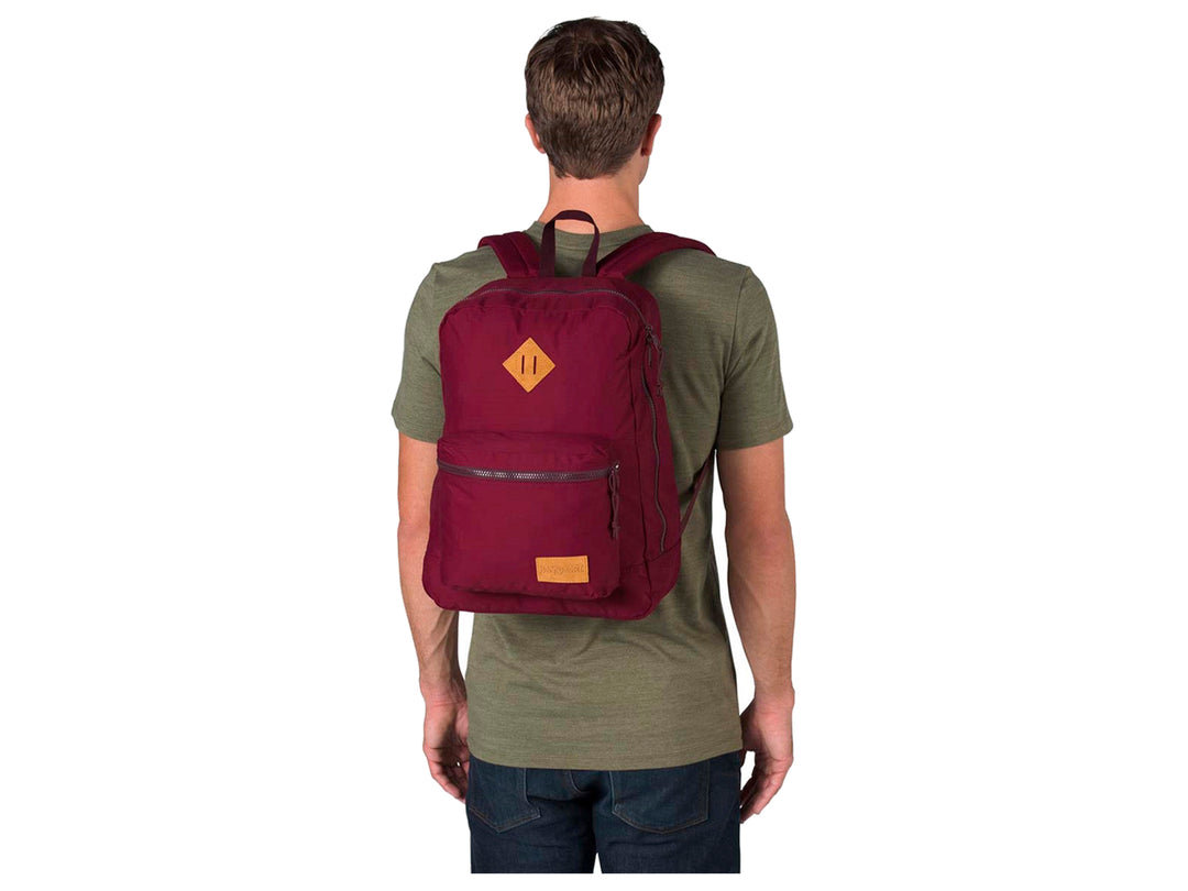 Mochila JanSport Super Lite color vino con un bolsillo frontal y detalle en cuero marrón.