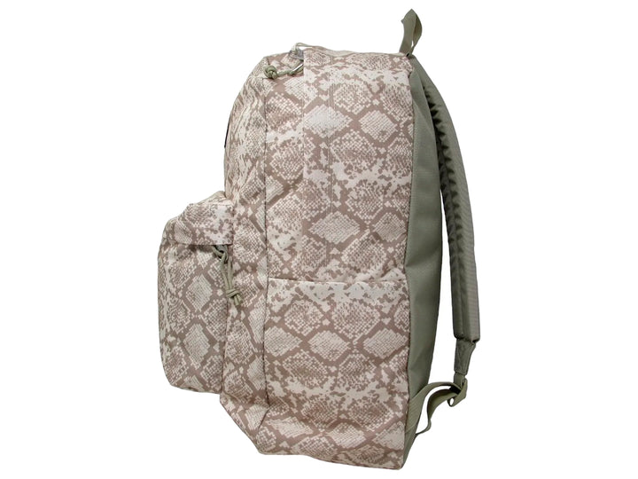 Mochila JanSport SuperBreak color beige con estampado de piel de pitón y bolsillo frontal.