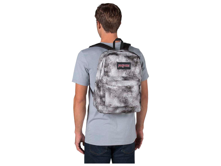 Mochila JanSport Superbreak color blanco y gris con efecto marmoleado y detalles en negro.