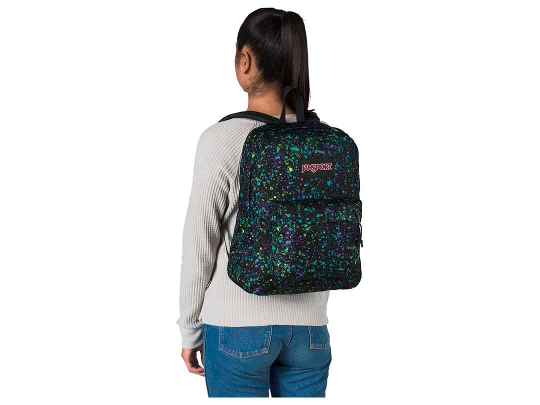 Mochila JanSport SuperBreak negra con estampado de salpicaduras en tonos azul, verde y morado.