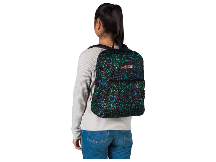 Mochila JanSport SuperBreak negra con estampado de salpicaduras en tonos azul, verde y morado.