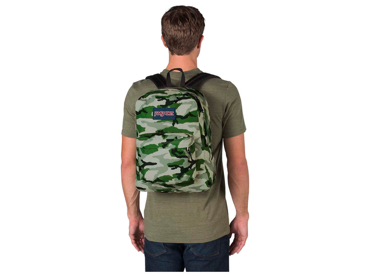Mochila JanSport Superbreak con estampado de camuflaje en tonos verdes, beige y negro.